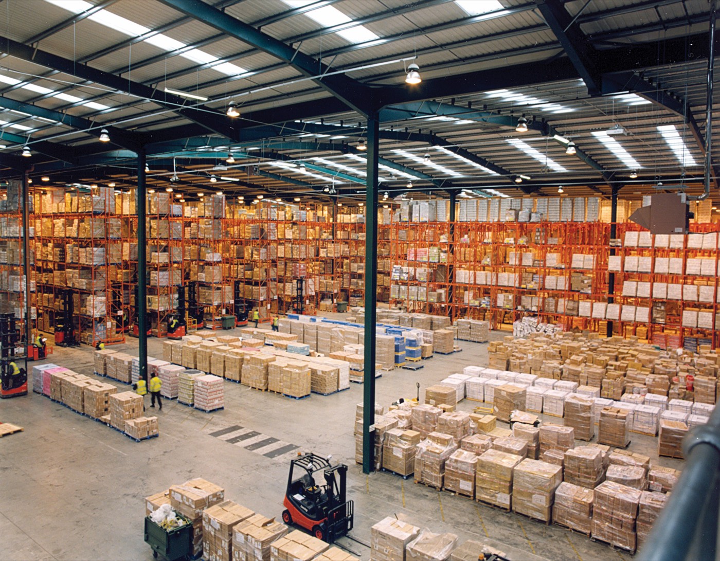 Rack selectivo con pallets en bodega industrial